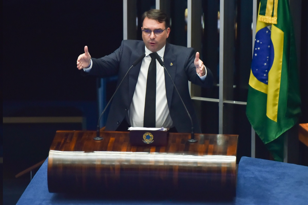‘Situação narrada não configura nenhum tipo de crime’, diz Flávio Bolsonaro sobre declarações de Marcos do Val