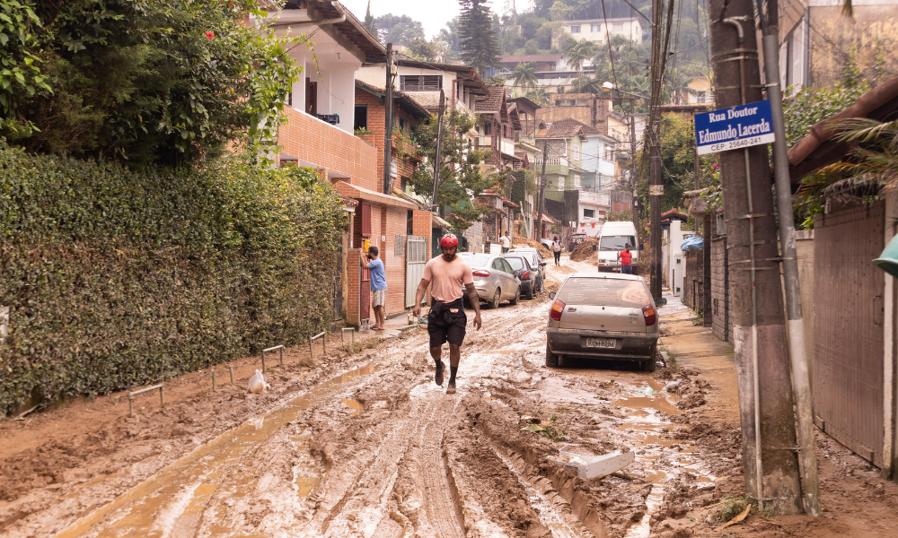 Defesa Civil de Petrópolis emite alerta de fortes chuvas nesta sexta; moradores recebem SMS