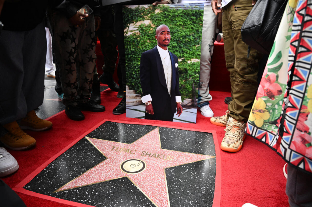 Morto em 1996, rapper Tupac Shakur ganha estrela na Calçada da Fama