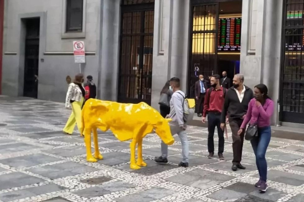 Após ‘Touro de Ouro’, escultura ‘Vaca Magra’ é instalada em frente à Bolsa Valores