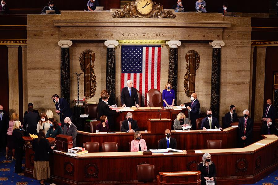 Após saída de invasores, Congresso dos EUA retoma sessão para oficializar vitória de Biden
