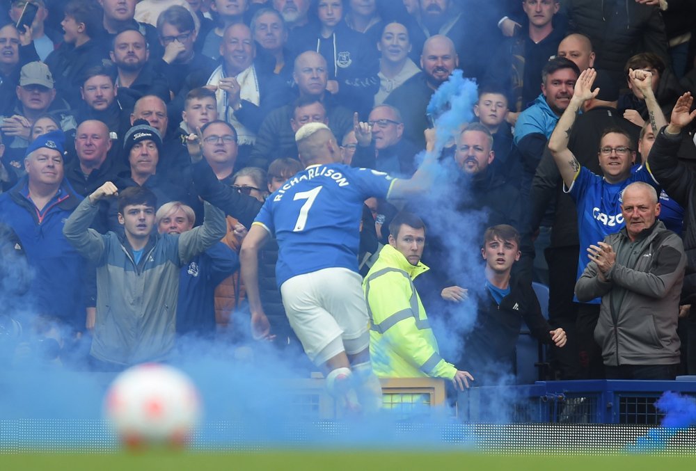 Com gol de Richarlison, Everton bate o Chelsea e segue vivo na Premier League
