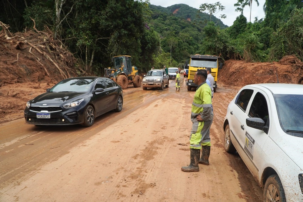 Governo de SP desobstrui último trecho da Rio-Santos e libera passagem de veículos