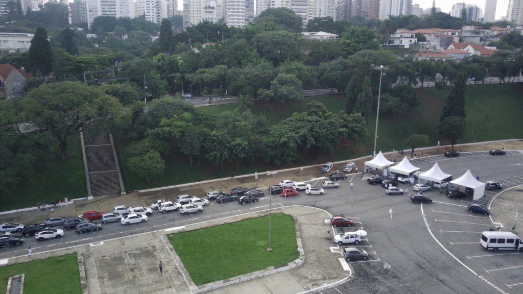 Vacinação contra a Covid-19 em São Paulo tem longa fila de espera e congestionamento