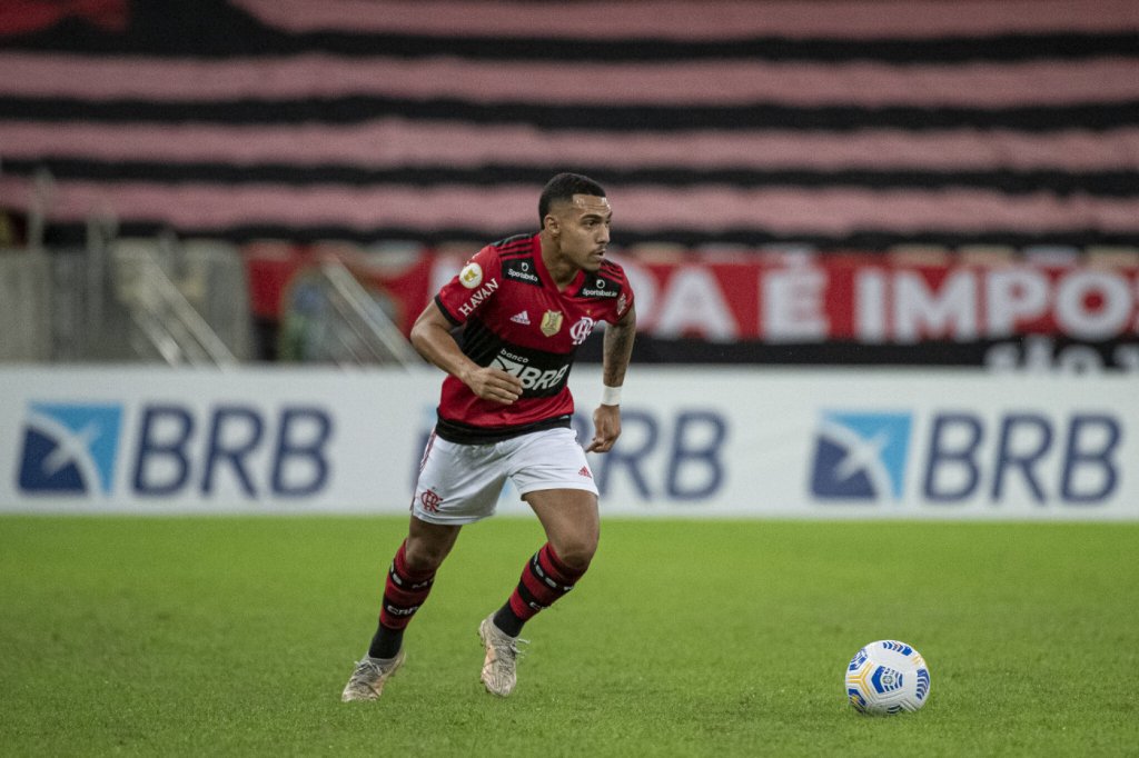 Matheuzinho testa positivo para Covid-19 em reapresentação do Flamengo