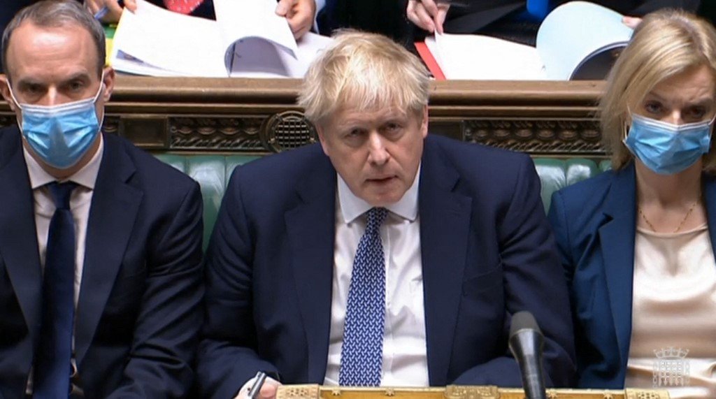 Boris Johnson pede desculpas por participar de festa durante lockdown no Reino Unido