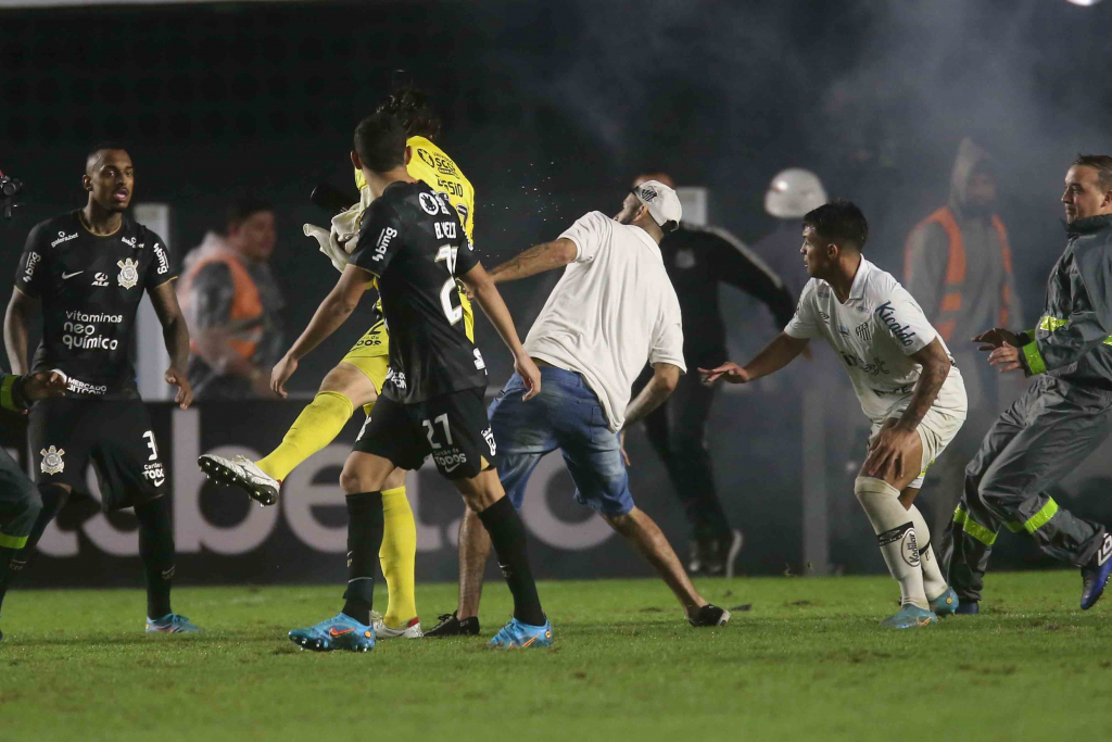 Santos é punido com dois jogos de portões fechados e multa de R$ 35 mil por confusão na Vila Belmiro