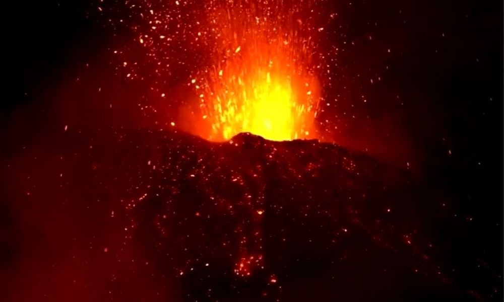 Vulcão Etna entra em erupção e promove espetáculo com lava incandescente; veja vídeo