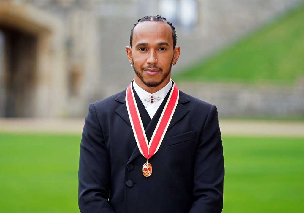 Lewis Hamilton recebe o título de Cavaleiro da Ordem do Império Britânico