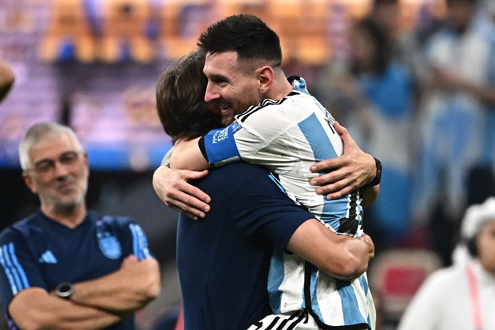 Scaloni garante Messi na seleção e exalta fanatismo argentino: ‘Merece todo esse carinho’
