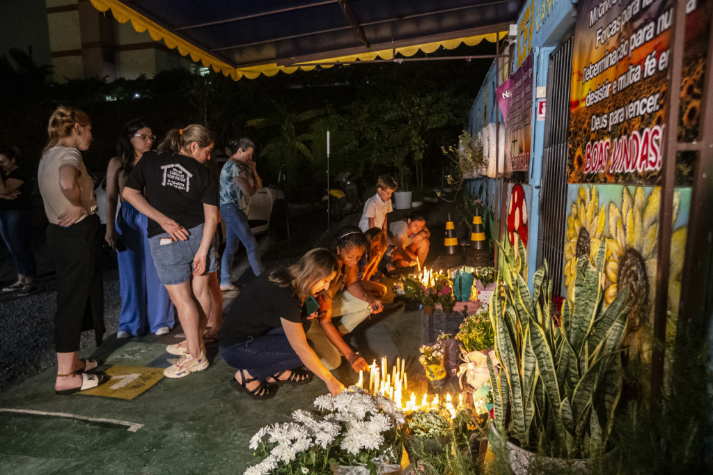População faz vigília e homenageia vítimas de ataque em creche de Blumenau