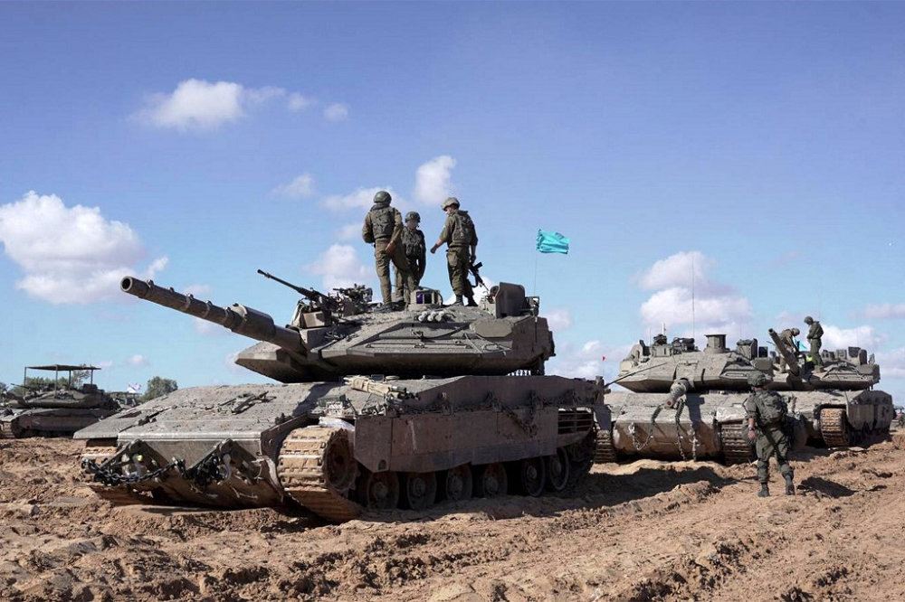 Israel bombardeia Faixa de Gaza e população abandona Rafah
