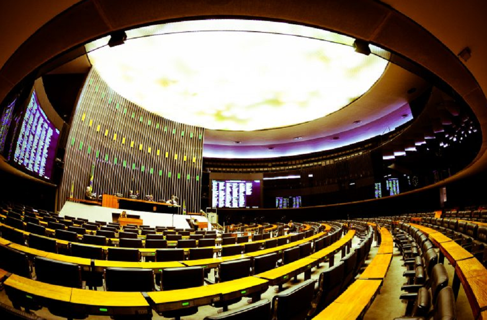 Câmara dos Deputados tem vazamento de água do teto após forte chuva em Brasília 