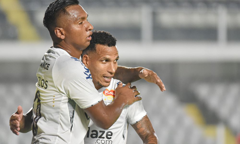 Santos goleia Guarani, vence terceira na Série B e divide liderança com Sport