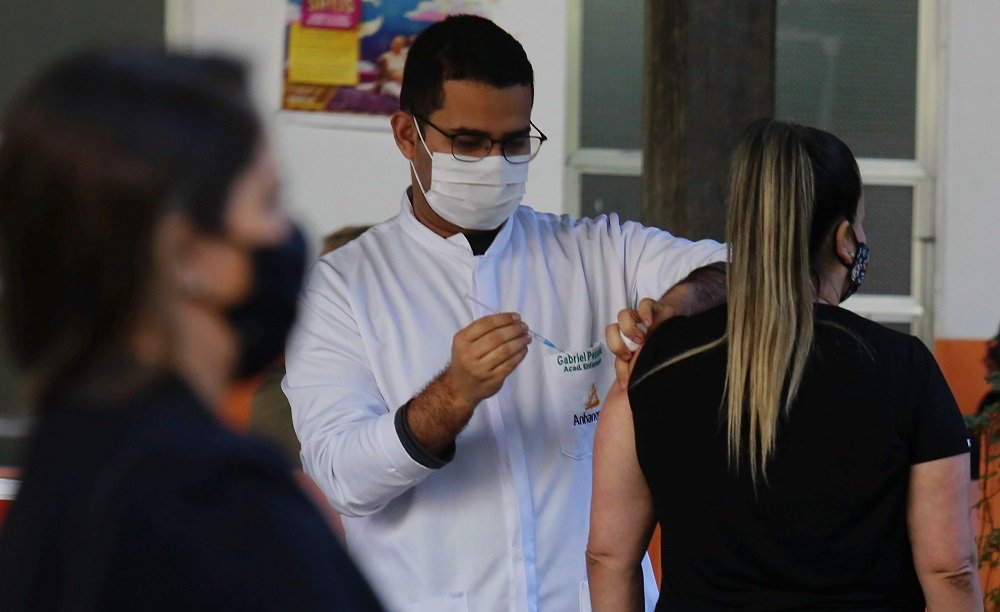 São Paulo inicia a vacinação de pessoas com 41 anos nesta segunda; veja calendário das capitais