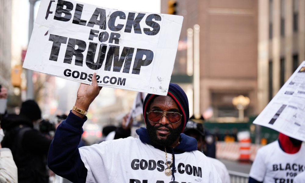 Apoiadores e oponentes de Donald Trump manifestam em frente ao tribunal de Manhattan