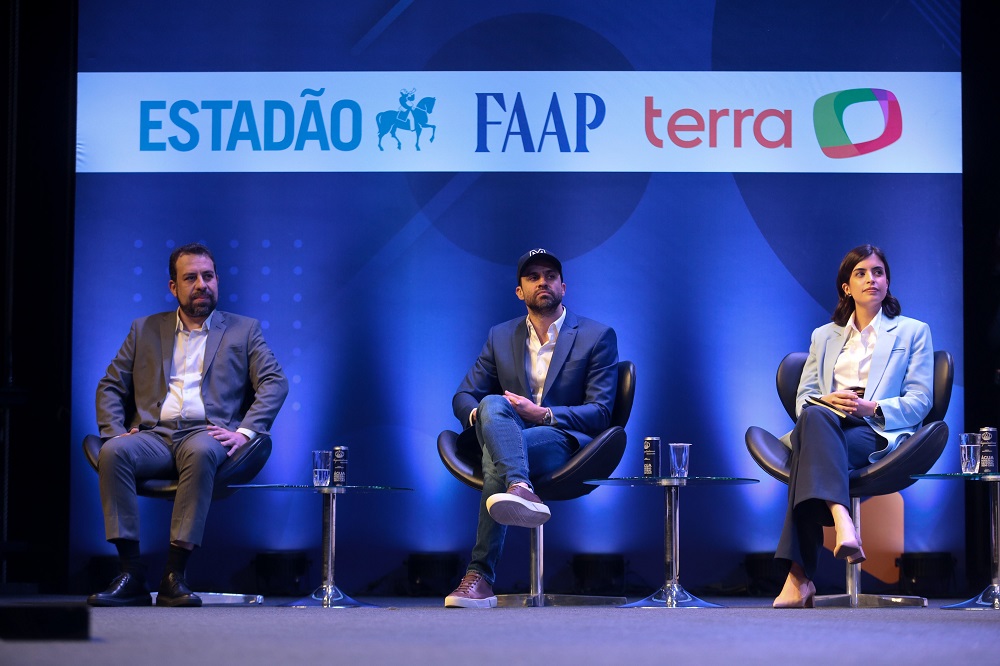 Pablo Marçal mostra carteira de trabalho e irrita Boulos durante debate para a Prefeitura de São Paulo 