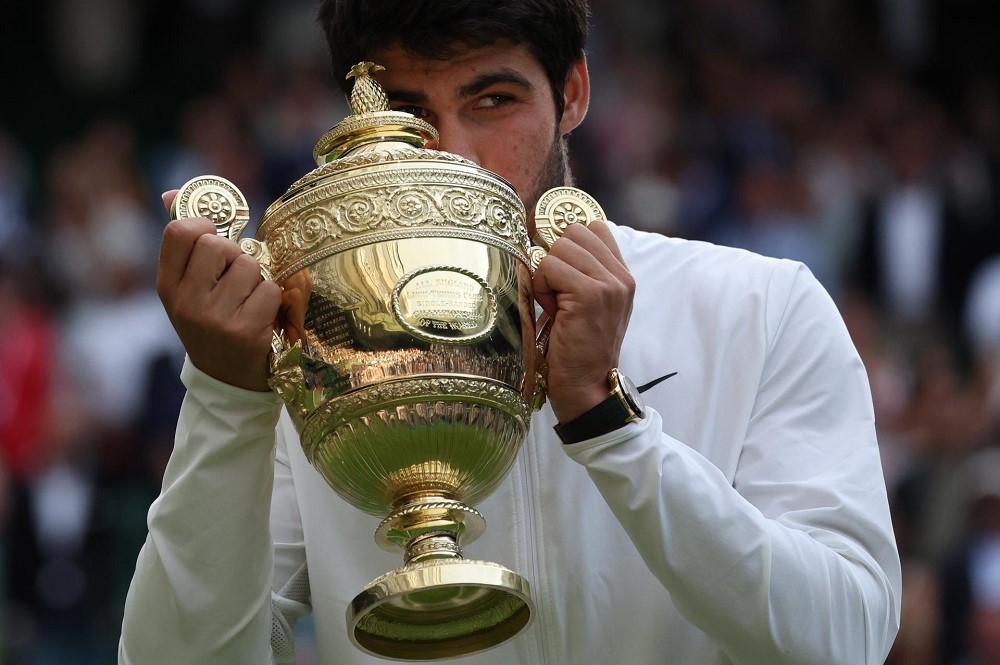 Número 1 do mundo, Carlos Alcaraz derrota Djokovic e conquista Wimbledon pela primeira vez