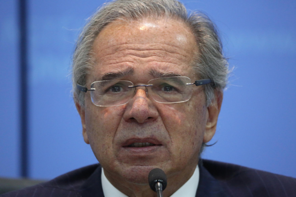 Paulo Guedes diz que adversários ‘subiram em cadáveres’ para fazer política na pandemia