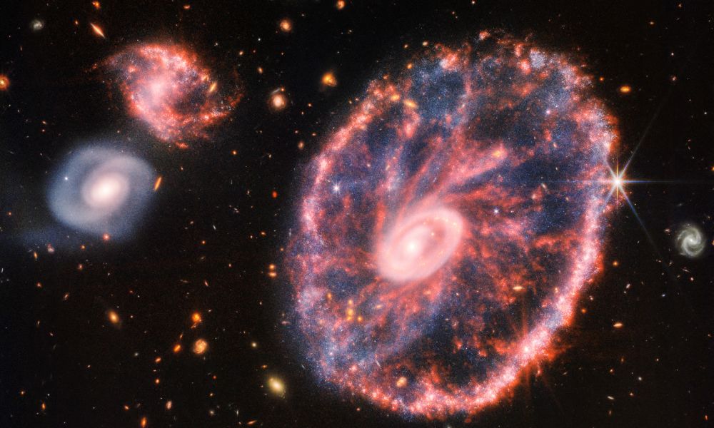 Galáxia ‘Roda de Carro’ é captura pelo telescópio James Webb e chama atenção por sua aparência curiosa