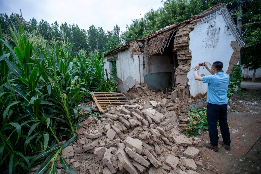 Terremoto de magnitude 5,4 deixa 21 feridos e derruba prédios na China