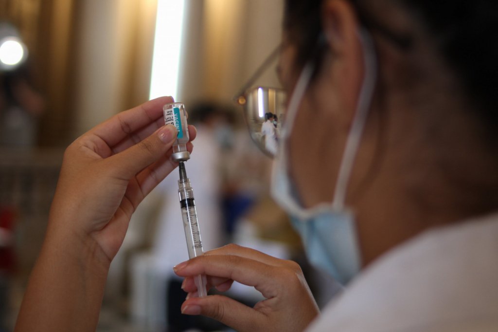 Mãe de adolescente que morreu após receber vacina da Pfizer diz que filha não tinha doença autoimune