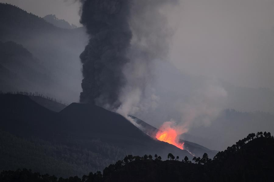 Erupção do vulcão Cumbre Vieja não terminará a curto ou médio prazo, diz governo das Canárias