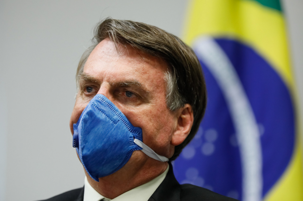 Bolsonaro questiona uso da máscara e prevê influência de isolamento no 2º turno