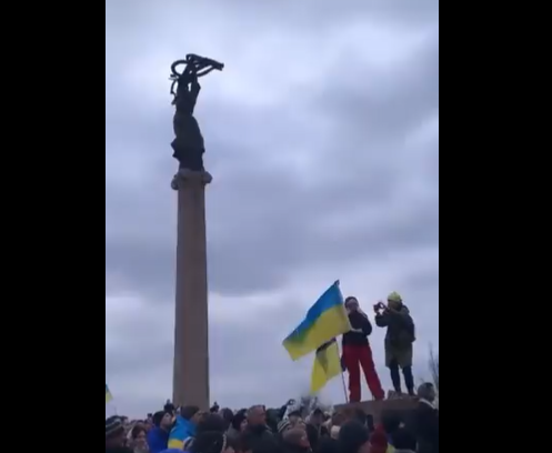 Moradores de cidade ucraniana ocupada pela Rússia protestam