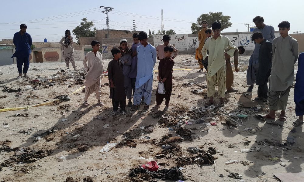 Ataque suicida em celebração religiosa no Paquistão deixa mais de 50 mortos