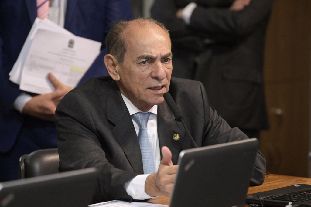 Relator do orçamento se mostra favorável a Auxílio Brasil fora do teto de gastos