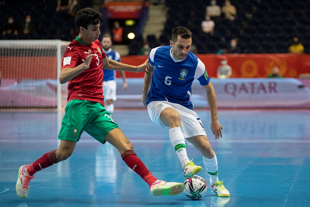 Seleção brasileira vence Marrocos por 1 a 0 e se classifica às semifinais do Mundial de futsal