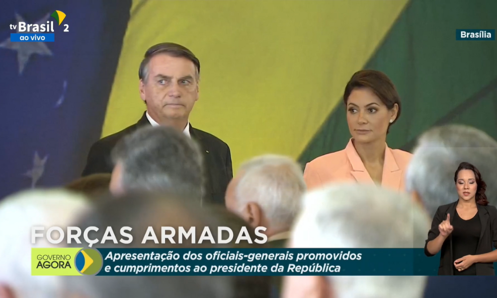 Bolsonaro participa de cerimônia das Forças Armadas ao lado de Michelle