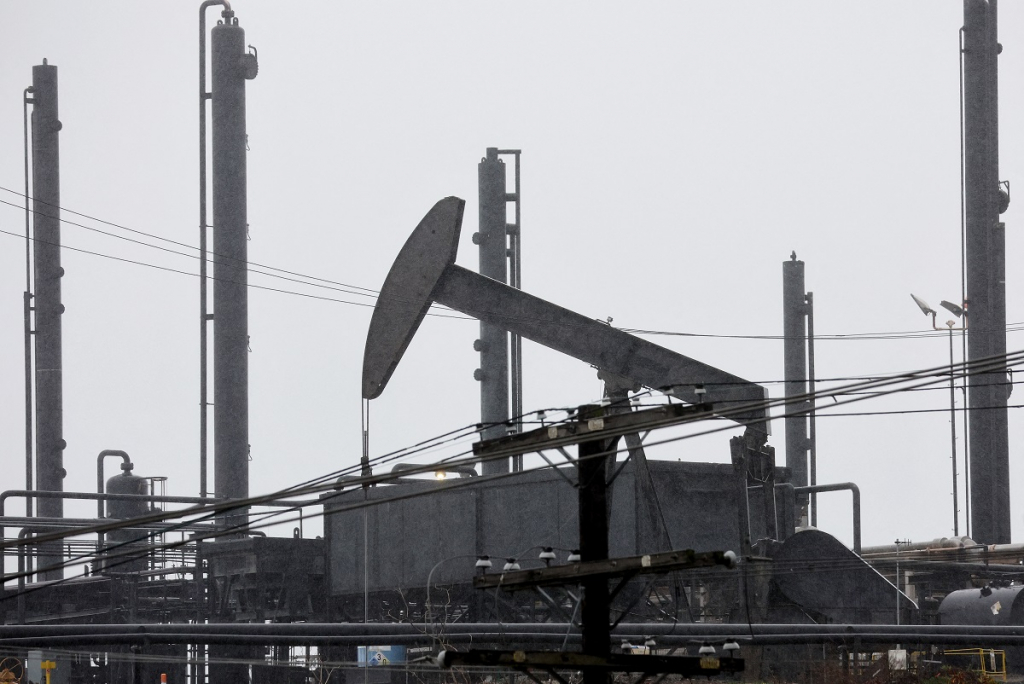 Petróleo opera em alta após Opep anunciar corte de 1 milhão de barris por dia na produção