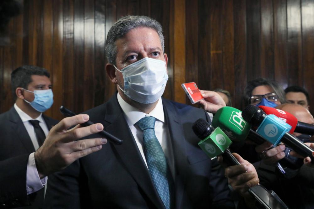 Lira defende PEC dos precatórios para criar espaço para o Auxílio Brasil e critica o Senado