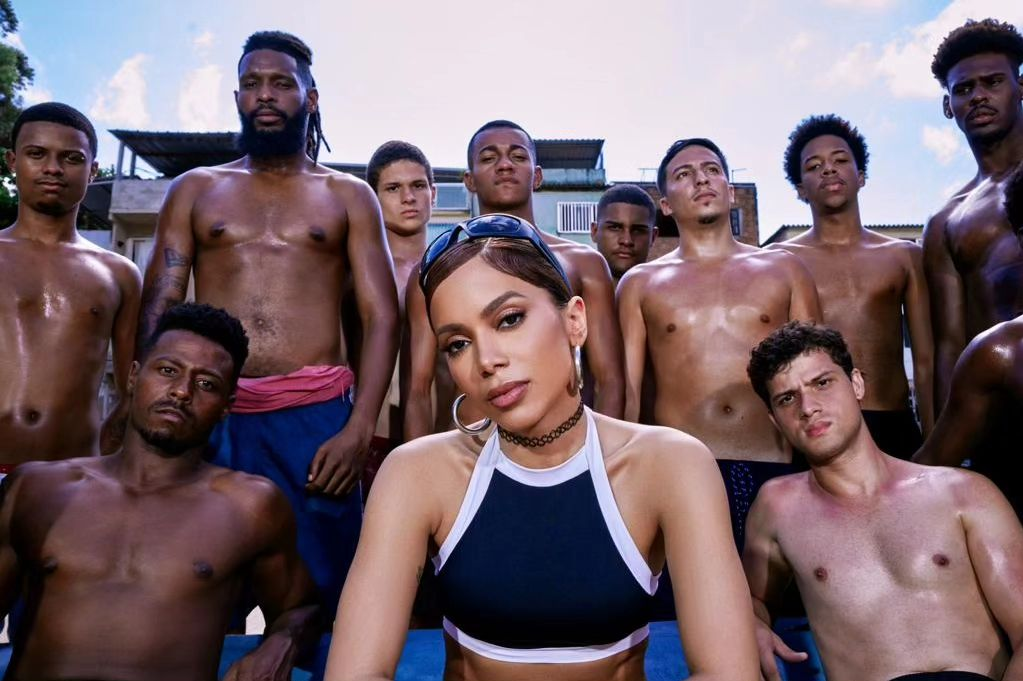 Com polêmica cena de sexo oral, Anitta lança clipe de ‘Funk Rave’; assista