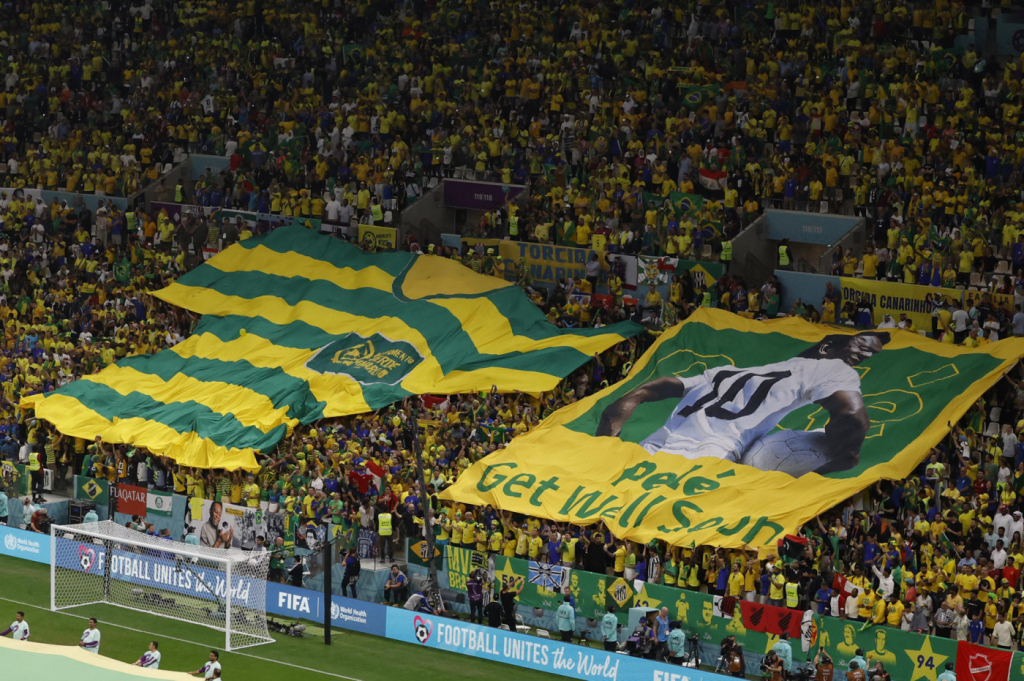 Com bandeira e jogo de luzes, Pelé é homenageado no jogo da Seleção: ‘Fique bem logo’