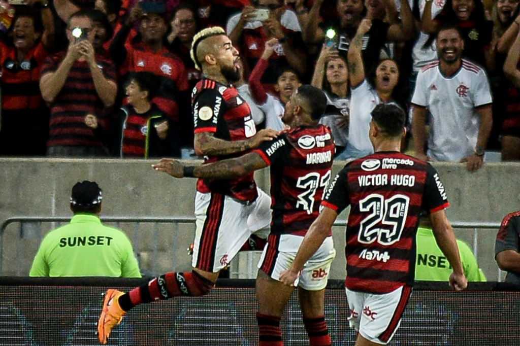 Vidal marca seu primeiro gol e Flamengo goleia o Atlético-GO no Maracanã