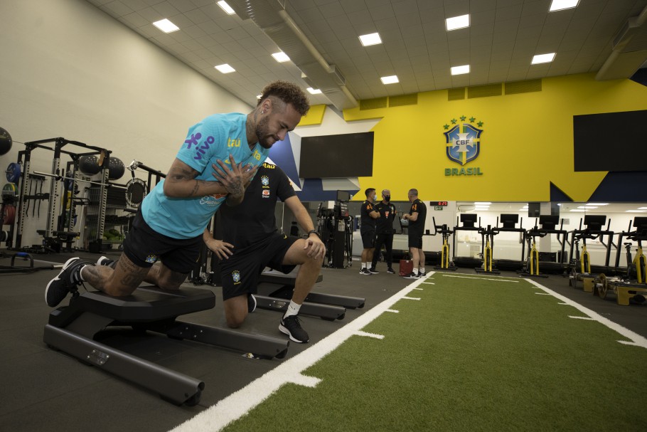 Lateral da seleção brasileira revela reação de Neymar após acusação da Nike