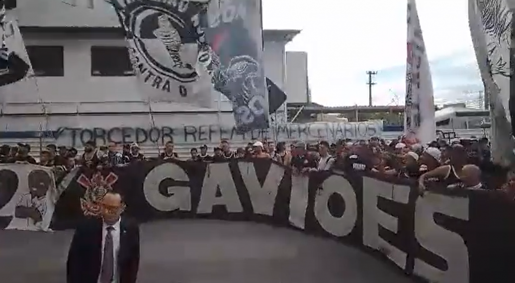 Gaviões da Fiel protesta em frente à sede da FPF por preço dos ingressos de visitante no Campeonato Paulista