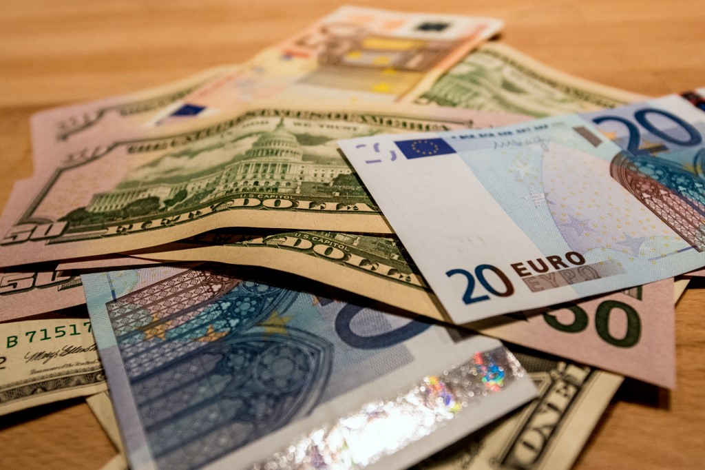 Euro cai para menos de US$ 1 novamente; bolsas da Europa começam a semana no vermelho