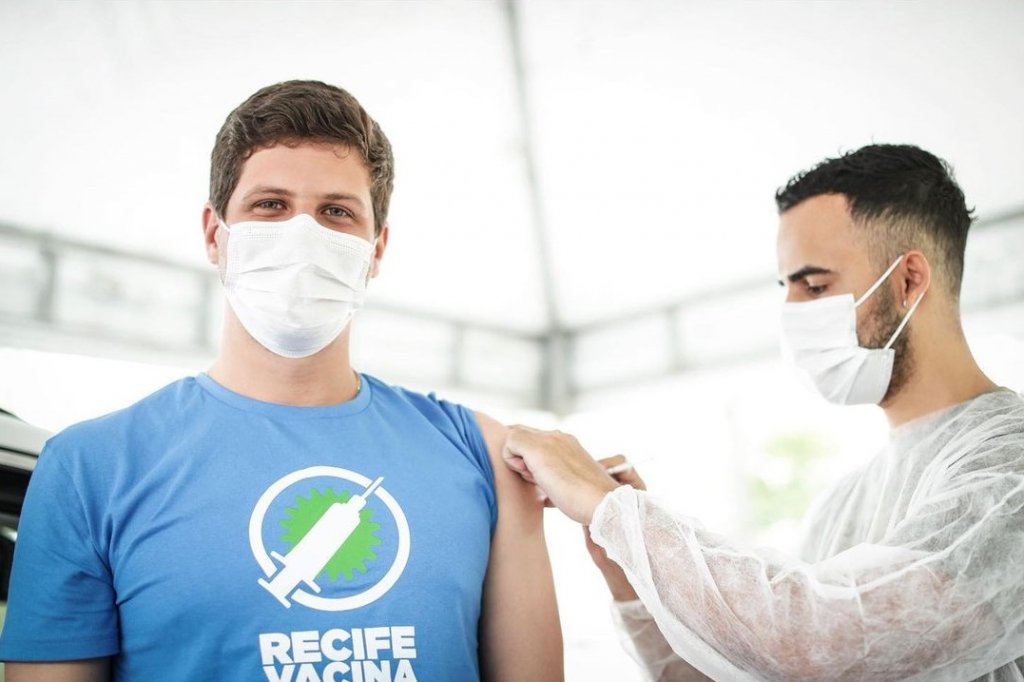 Com 27 anos, prefeito do Recife toma vacina contra Covid-19