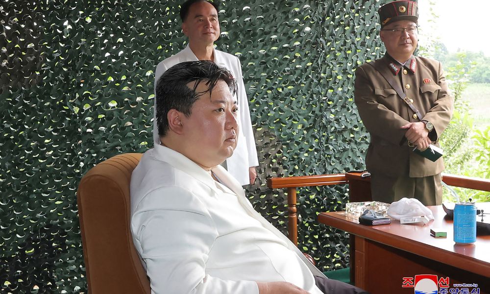 Líder norte-coreano é fotografado com smartphone dobrável moderno e gera desconforto internacional; entenda