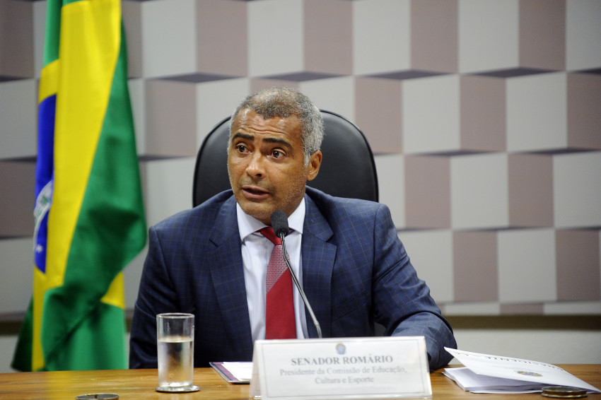 Romário recua e decide reforçar candidatura de Bolsonaro à presidência