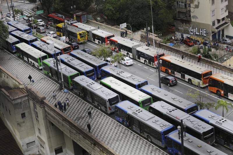 Motoristas de ônibus suspendem greve marcada para esta segunda em São Paulo