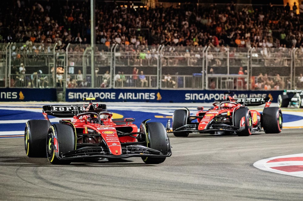 Carlos Sainz domina GP de Singapura do início ao fim e quebra série de vitórias de Verstappen