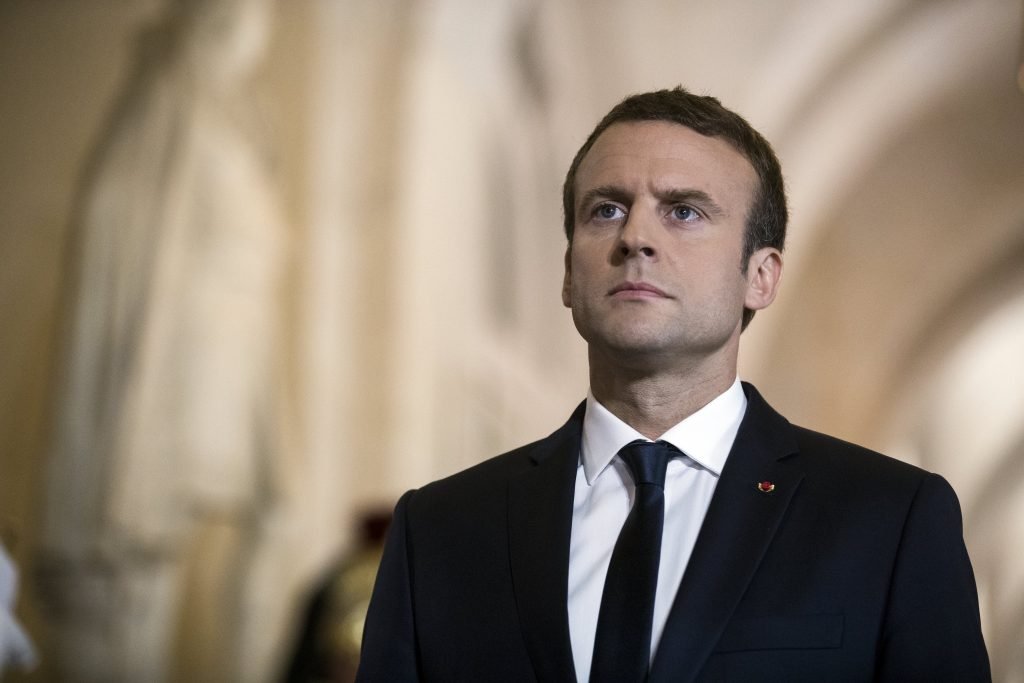 Emmanuel Macron condena violência policial contra homem negro em Paris
