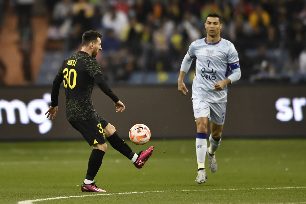 Em jogo com gols de Cristiano Ronaldo e Messi, PSG vence combinado de Al-Hilal e Al-Nassr