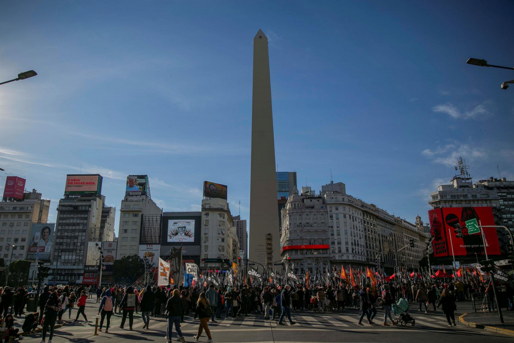 Governo da Argentina pede que jovens não deixem o país apesar da crise