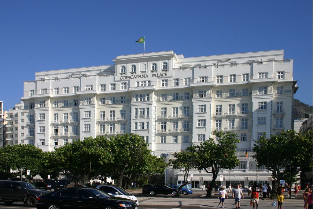Copacabana Palace é multado em R$ 15 mil após festa com quase 500 pessoas